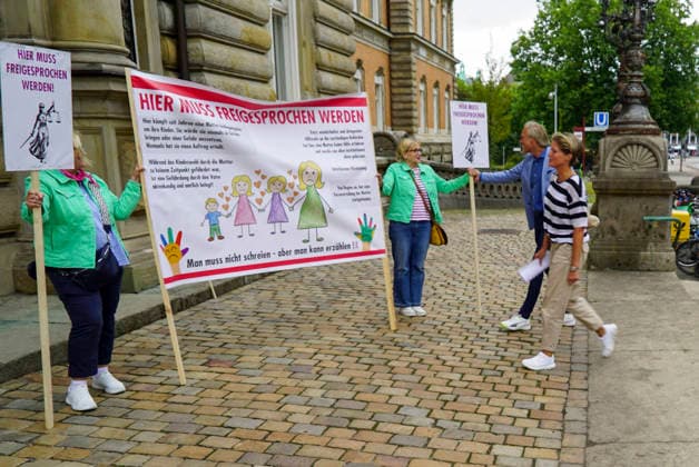 CNTV BLOCK- Gerhard Delling TV Moderator Christina Block Unternehmerin mit ihren Verteidiger Ingo Bott Unterstuetzer von Frau Block stehen vorm Gericht auf der Strasse in Hamburg 28.07.2026 beim Prozess wegen mutmasslicher Kindesentfuehrung im Landgericht Hamburg Strafjustizgebaeude Entfuehrungsfall der Block Kinder Hamburg Deutschland *** CNTV BLOCK Gerhard Delling, TV host; Christina Block, entrepreneur, with her defense attorney Ingo Bott; supporters of Ms. Block stand on the street in front of the courthouse in Hamburg on July 28, 2026, during the trial for alleged child abduction at the Hamburg Regional Court, Criminal Justice Building. AbductionCase of the Block Children, Hamburg, Germany