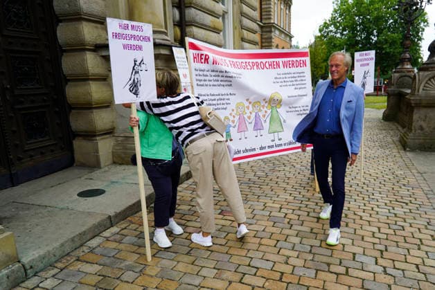 CNTV BLOCK- Gerhard Delling TV Moderator Christina Block Unternehmerin begruessung der Unterstuetzer von Frau Block vorm Gericht auf der Strasse in Hamburg 28.07.2026 beim Prozess wegen mutmasslicher Kindesentfuehrung im Landgericht Hamburg Strafjustizgebaeude Entfuehrungsfall der Block Kinder Hamburg Deutschland *** CNTV BLOCK Gerhard Delling, TV host; Christina Block, entrepreneur; greeting Ms. Block’s supporters on the street outside the courthouse in Hamburg on July 28, 2026, during the trial for alleged child abduction at the Hamburg Regional Court’s Criminal Justice Building—the abduction case of the Block children in Hamburg, Germany