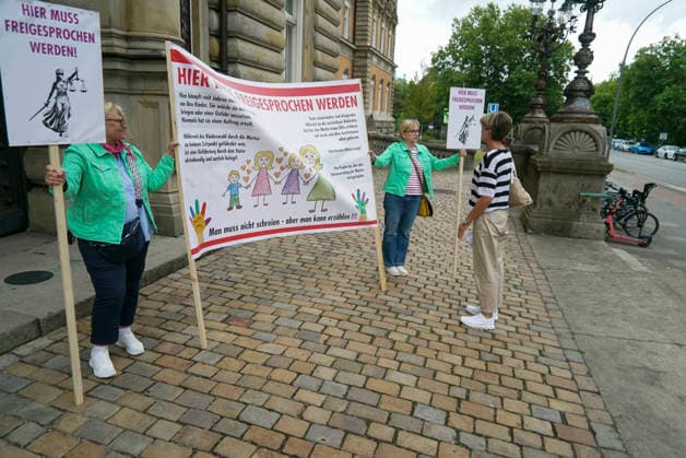 CNTV BLOCK- Christina Block Unternehmerin begruessung der Unterstuetzer von Frau Block vorm Gericht auf der Strasse in Hamburg 28.07.2026 beim Prozess wegen mutmasslicher Kindesentfuehrung im Landgericht Hamburg Strafjustizgebaeude Entfuehrungsfall der Block Kinder Hamburg Deutschland *** CNTV BLOCK Christina Block, entrepreneur, greets Ms. Block’s supporters on the street outside the courthouse in Hamburg on July 28, 2026, during the trial for alleged child abduction at the Hamburg Regional Court’s Criminal Justice Building—the Block children’s abduction case, Hamburg, Germany