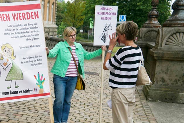 CNTV BLOCK- Christina Block Unternehmerin mit traenen in den Augen bei der begruessung der Unterstuetzer von Frau Block vorm Gericht auf der Strasse in Hamburg 28.07.2026 beim Prozess wegen mutmasslicher Kindesentfuehrung im Landgericht Hamburg Strafjustizgebaeude Entfuehrungsfall der Block Kinder Hamburg Deutschland *** CNTV BLOCK Christina Block, an entrepreneur with tears in her eyes, greets Ms. Block’s supporters on the street outside the courthouse in Hamburg on July 28, 2026, during the trial for alleged child abduction at the Hamburg Regional Court’s Criminal Justice Building. Abductioncase involving the Block children, Hamburg, Germany