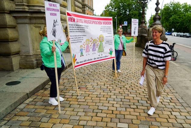 CNTV BLOCK- Christina Block Unternehmerin begruessung der Unterstuetzer von Frau Block vorm Gericht auf der Strasse in Hamburg 28.07.2026 beim Prozess wegen mutmasslicher Kindesentfuehrung im Landgericht Hamburg Strafjustizgebaeude Entfuehrungsfall der Block Kinder Hamburg Deutschland *** CNTV BLOCK Christina Block, entrepreneur, greets Ms. Block’s supporters on the street outside the courthouse in Hamburg on July 28, 2026, during the trial for alleged child abduction at the Hamburg Regional Court’s Criminal Justice Building—the Block children’s abduction case, Hamburg, Germany