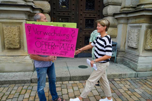 CNTV BLOCK- Christina Block Unternehmerin begruessung der Unterstuetzer von Frau Block vorm Gericht auf der Strasse in Hamburg 28.07.2026 beim Prozess wegen mutmasslicher Kindesentfuehrung im Landgericht Hamburg Strafjustizgebaeude Entfuehrungsfall der Block Kinder Hamburg Deutschland *** CNTV BLOCK Christina Block, entrepreneur, greets Ms. Block’s supporters on the street outside the courthouse in Hamburg on July 28, 2026, during the trial for alleged child abduction at the Hamburg Regional Court’s Criminal Justice Building—the Block children’s abduction case, Hamburg, Germany