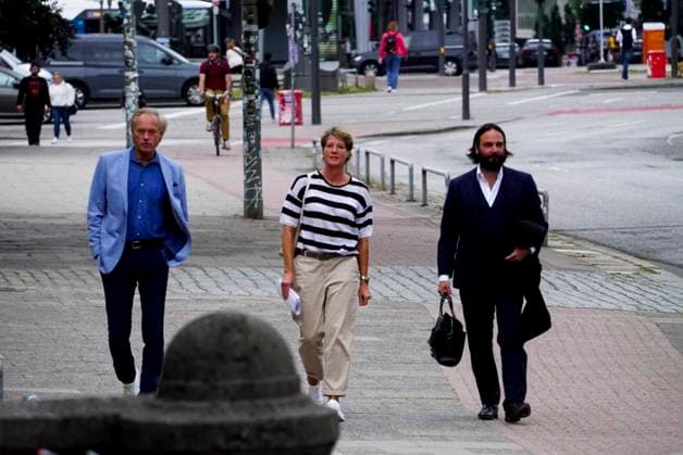 CNTV BLOCK- Gerhard Delling TV Moderator Christina Block Unternehmerin mit ihrem Anwalt Ingo Bott auf dem Weg ins Gericht auf der Strasse in Hamburg 28.07.2026 beim Prozess wegen mutmasslicher Kindesentfuehrung im Landgericht Hamburg Strafjustizgebaeude Entfuehrungsfall der Block Kinder Hamburg Deutschland *** CNTV BLOCK Gerhard Delling, TV host; Christina Block, businesswoman, with her attorney Ingo Bott on their way to court on a street in Hamburg on July 28, 2026, for the trial regarding the alleged child abduction at the Hamburg Regional Court’s Criminal Justice Building—the Block children’s abduction case Hamburg, Germany