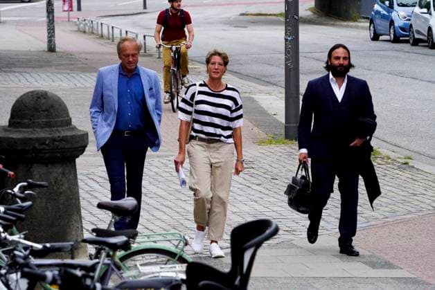 CNTV BLOCK- Gerhard Delling TV Moderator Christina Block Unternehmerin mit ihrem Anwalt Ingo Bott auf dem Weg ins Gericht auf der Strasse in Hamburg 28.07.2026 beim Prozess wegen mutmasslicher Kindesentfuehrung im Landgericht Hamburg Strafjustizgebaeude Entfuehrungsfall der Block Kinder Hamburg Deutschland *** CNTV BLOCK Gerhard Delling, TV host; Christina Block, businesswoman, with her attorney Ingo Bott on their way to court on a street in Hamburg on July 28, 2026, for the trial regarding the alleged child abduction at the Hamburg Regional Court’s Criminal Justice Building—the Block children’s abduction case Hamburg, Germany