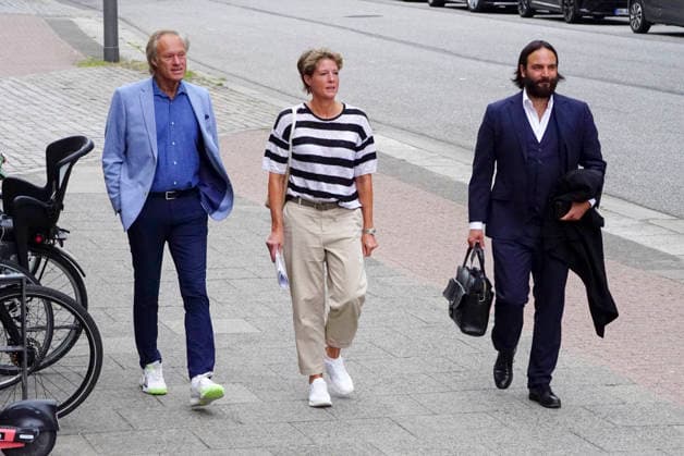 CNTV BLOCK- Gerhard Delling TV Moderator Christina Block Unternehmerin mit ihrem Anwalt Ingo Bott auf dem Weg ins Gericht auf der Strasse in Hamburg 28.07.2026 beim Prozess wegen mutmasslicher Kindesentfuehrung im Landgericht Hamburg Strafjustizgebaeude Entfuehrungsfall der Block Kinder Hamburg Deutschland *** CNTV BLOCK Gerhard Delling, TV host; Christina Block, businesswoman, with her attorney Ingo Bott on their way to court on a street in Hamburg on July 28, 2026, for the trial regarding the alleged child abduction at the Hamburg Regional Court’s Criminal Justice Building—the Block children’s abduction case Hamburg, Germany