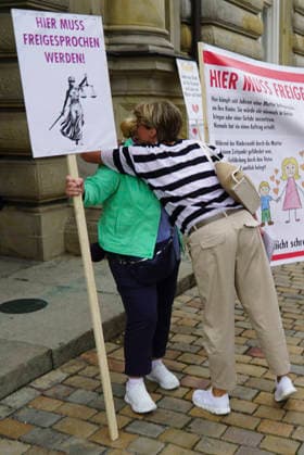 CNTV BLOCK- Christina Block Unternehmerin begruessung der Unterstuetzer von Frau Block vorm Gericht auf der Strasse in Hamburg 28.07.2026 beim Prozess wegen mutmasslicher Kindesentfuehrung im Landgericht Hamburg Strafjustizgebaeude Entfuehrungsfall der Block Kinder Hamburg Deutschland *** CNTV BLOCK Christina Block, entrepreneur, greets Ms. Block’s supporters on the street outside the courthouse in Hamburg on July 28, 2026, during the trial for alleged child abduction at the Hamburg Regional Court’s Criminal Justice Building—the Block children’s abduction case, Hamburg, Germany