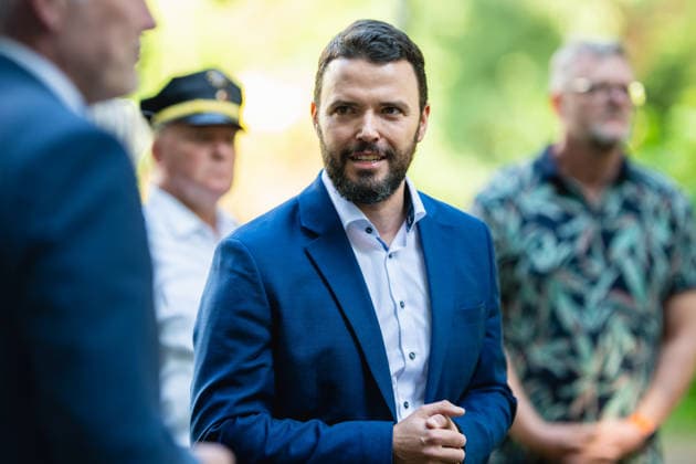 THÜRINGER REGIERUNGSMEDIENKONFERENZ MIT EINSATZÜBUNG DER FEUERWEHR IN JENA 28. Juli 2026 - Jena: Der Bürgermeister und Dezernent für Finanzen, Sicherheit und Bürgerservice der Stadt Jena, Benjamin Koppe, in der Thüringer Regierungsmedienkonferenz über die Bedeutung von Ersthelfern und ein leistungsfähiges Rettungswesen in Thüringen. *** THURINGIA GOVERNMENT PRESS CONFERENCE WITH FIRE DEPARTMENT TRAINING EXERCISE IN JENA July 28, 2026 Jena The mayor and head of the Department of Finance, Public Safety, and Citizen Services for the City of Jena, Benjamin Koppe, spoke at the Thuringian Government Media Conference about the importance of first responders and an effective emergency medical system in Thuringia
