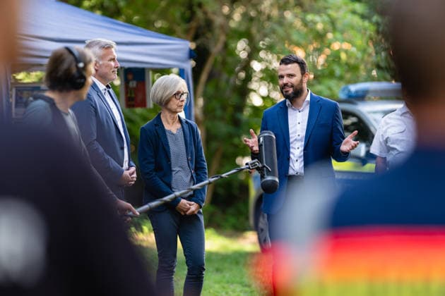 THÜRINGER REGIERUNGSMEDIENKONFERENZ MIT EINSATZÜBUNG DER FEUERWEHR IN JENA 28. Juli 2026 - Jena: Der Thüringer Staatssekretär für Brand-, Katastrophen- und Bevölkerungsschutz, Andreas Bausewein (SPD, l), informierte gemeinsam mit der Geschäftsführerin der Unfallkasse Thüringen, Sabine Dexheimer (m), in der Thüringer Regierungsmedienkonferenz über die Bedeutung von Ersthelfern und ein leistungsfähiges Rettungswesen in Thüringen. Mit dabei ist der Bürgermeister und Dezernent für Finanzen, Sicherheit und Bürgerservice der Stadt Jena, Benjamin Koppe (r). *** THURINGIAN GOVERNMENT PRESS CONFERENCE WITH FIRE DEPARTMENT TRAINING EXERCISE IN JENA July 28, 2026 Jena The Thuringian State Secretary for Fire, Disaster, and Civil Prote