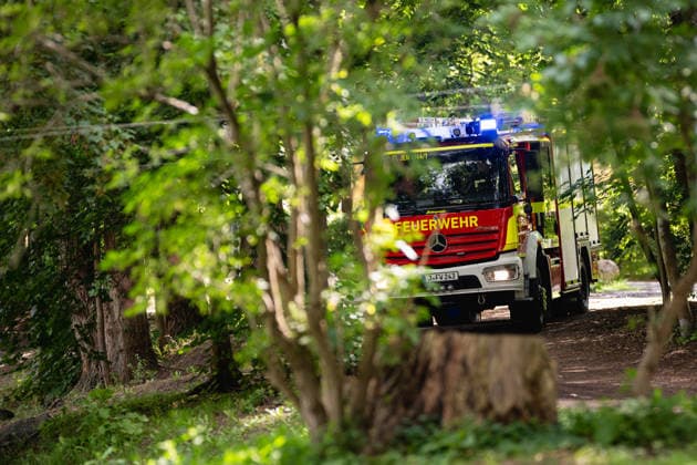 THÜRINGER REGIERUNGSMEDIENKONFERENZ MIT EINSATZÜBUNG DER FEUERWEHR IN JENA 28. Juli 2026 - Jena: Ein Einsatzfahrzeug der Feuerwehr. In einer beispielhaften Einsatzsituation demonstrierten Ersthelfer, Rettungsdienst und Feuerwehr das Zusammenspiel der Rettungskette. Eine ertrinkende Person wird aus der Saale gerettet. *** THURINGIA GOVERNMENT PRESS CONFERENCE WITH FIRE DEPARTMENT TRAINING EXERCISE IN JENA July 28, 2026 Jena A fire department emergency vehicle In a simulated emergency scenario, first responders demonstrated, emergency medical services, and the fire department demonstrated the coordination of the rescue chain. A drowning person is rescued from the Saale River