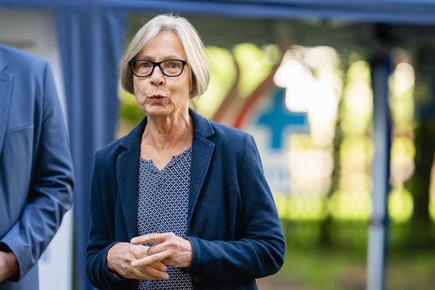 THÜRINGER REGIERUNGSMEDIENKONFERENZ MIT EINSATZÜBUNG DER FEUERWEHR IN JENA 28. Juli 2026 - Jena: Die Geschäftsführerin der Unfallkasse Thüringen, Sabine Dexheimer, in der Thüringer Regierungsmedienkonferenz zur Vorstellung des neuen Ersthelfer-Buttons in der FRIEDA-App, der Helfenden einen einfachen Zugang zum gesetzlichen Unfallversicherungsschutz ermöglicht. *** THURINGIA GOVERNMENT PRESS CONFERENCE WITH FIRE DEPARTMENT DRILL IN JENA July 28, 2026 Jena The Executive Director of the Thuringia Accident Insurance Fund, Sabine Dexheimer, at the Thuringian Government Media Conference to present the new first-responder button in the FRIEDA app, which provides helpers with easy access to statutory accident insurance coverage
