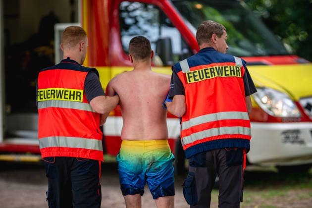 THÜRINGER REGIERUNGSMEDIENKONFERENZ MIT EINSATZÜBUNG DER FEUERWEHR IN JENA 28. Juli 2026 - Jena: Nachdem ein Rettungsschwimmer eine ertrinkende Person aus der Saale gerettet hat, wird diese vom Rettungsdienst versorgt. In einer beispielhaften Einsatzsituation demonstrierten Ersthelfer, Rettungsdienst und Feuerwehr das Zusammenspiel der Rettungskette. Eine ertrinkende Person wird aus der Saale gerettet. *** THURINGIA GOVERNMENT PRESS CONFERENCE WITH FIRE DEPARTMENT TRAINING EXERCISE IN JENA July 28, 2026 Jena After a lifeguard rescued a drowning person from the Saale River, the person is treated by emergency medical services. In a simulated emergency scenario, first responders, emergency medical services, and the fire department demonstr
