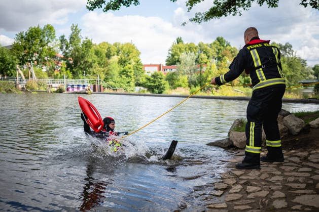 THÜRINGER REGIERUNGSMEDIENKONFERENZ MIT EINSATZÜBUNG DER FEUERWEHR IN JENA 28. Juli 2026 - Jena: Ein Rettungsschwimmer wird von einem Feuerwehrmann ins Wasser gelassen. In einer beispielhaften Einsatzsituation demonstrierten Ersthelfer, Rettungsdienst und Feuerwehr das Zusammenspiel der Rettungskette. Eine ertrinkende Person wird aus der Saale gerettet. *** THURINGIA GOVERNMENT PRESS CONFERENCE WITH FIRE DEPARTMENT TRAINING EXERCISE IN JENA July 28, 2026 Jena A lifeguard is lowered into the water by a firefighter. In a simulated emergency scenario, first responders, emergency medical services, and the fire department demonstrated the coordination of the rescue chain. A drowning person is rescued from the Saale River