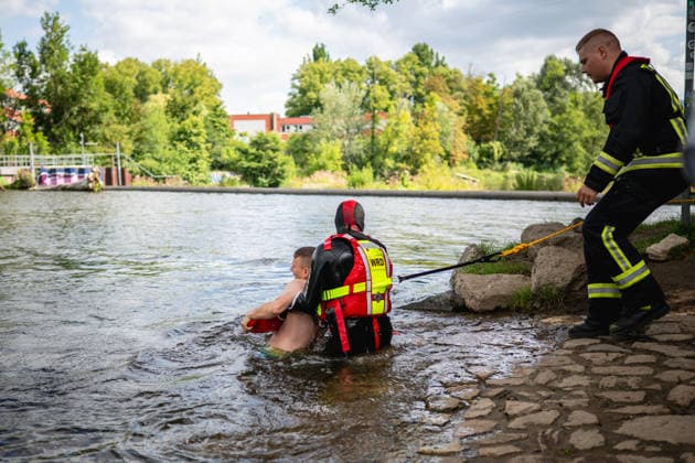 THÜRINGER REGIERUNGSMEDIENKONFERENZ MIT EINSATZÜBUNG DER FEUERWEHR IN JENA 28. Juli 2026 - Jena: Ein Rettungsschwimmer rettet eine ertrinkende Person aus der Saale. In einer beispielhaften Einsatzsituation demonstrierten Ersthelfer, Rettungsdienst und Feuerwehr das Zusammenspiel der Rettungskette. Eine ertrinkende Person wird aus der Saale gerettet. *** THURINGIA GOVERNMENT PRESS CONFERENCE WITH FIRE DEPARTMENT TRAINING EXERCISE IN JENA July 28, 2026 Jena A lifeguard rescues a drowning person from the Saale River In a simulated emergency scenario, first responders, emergency medical services, and the fire department demonstrated the coordination of the rescue chain. A drowning person is rescued from the Saale River