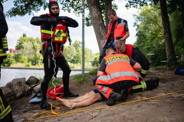THÜRINGER REGIERUNGSMEDIENKONFERENZ MIT EINSATZÜBUNG DER FEUERWEHR IN JENA 28. Juli 2026 - Jena: Nachdem ein Rettungsschwimmer eine ertrinkende Person aus der Saale gerettet hat, wird diese vom Rettungsdienst versorgt. In einer beispielhaften Einsatzsituation demonstrierten Ersthelfer, Rettungsdienst und Feuerwehr das Zusammenspiel der Rettungskette. Eine ertrinkende Person wird aus der Saale gerettet. *** THURINGIA GOVERNMENT PRESS CONFERENCE WITH FIRE DEPARTMENT TRAINING EXERCISE IN JENA July 28, 2026 Jena After a lifeguard rescued a drowning person from the Saale River, the person is treated by emergency medical services. In a simulated emergency scenario, first responders, emergency medical services, and the fire department demonstr