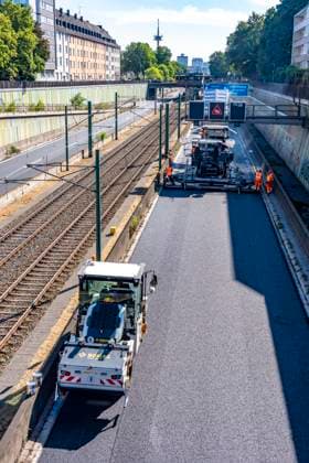 Sanierung der Autobahn A40 zwischen Mülheim-Winkhausen und Essen-Ost, auf 5,8 Kilometer wurde die Asphaltdecke erneuert, mit s.g. Flüsterasphalt, offenporiger Asphalt, in beide Fahrtrichtungen, insgesamt über 110.000 Quadratmeter, eine Woche Vollsperrung, mit starker Verkehrsbehinderungen im Ruhrgebiet, Essen, NRW, Deutschland Autobahnsanierung *** Renovation of the A40 highway between Mülheim Winkhausen and Essen Ost: The asphalt pavement was replaced over a 5.8-kilometer stretch with so-called whisper asphalt (open-pored asphalt) in both directions, totaling over 110,000 square meters; the highway was fully closed for one week, causing severe traffic disruptions in the Ruhr region, Essen, North Rhine-Westphalia, and Germany. Highway