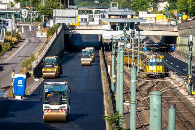 Sanierung der Autobahn A40 zwischen Mülheim-Winkhausen und Essen-Ost, auf 5,8 Kilometer wurde die Asphaltdecke erneuert, mit s.g. Flüsterasphalt, offenporiger Asphalt, in beide Fahrtrichtungen, insgesamt über 110.000 Quadratmeter, Straßenwalzen, eine Woche Vollsperrung, mit starker Verkehrsbehinderungen im Ruhrgebiet, Essen, NRW, Deutschland Autobahnsanierung *** Renovation of the A40 highway between Mülheim Winkhausen and Essen Ost; the asphalt pavement was replaced over a 5.8-kilometer stretch with so-called whisper asphalt (open-pored asphalt) in both directions, covering a total of over 110,000 square meters, Road rollers; a one-week full closure, causing severe traffic disruptions in the Ruhr region, Essen, North Rhine-Westphalia