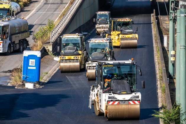 Sanierung der Autobahn A40 zwischen Mülheim-Winkhausen und Essen-Ost, auf 5,8 Kilometer wurde die Asphaltdecke erneuert, mit s.g. Flüsterasphalt, offenporiger Asphalt, in beide Fahrtrichtungen, insgesamt über 110.000 Quadratmeter, Straßenwalzen, eine Woche Vollsperrung, mit starker Verkehrsbehinderungen im Ruhrgebiet, Essen, NRW, Deutschland Autobahnsanierung *** Renovation of the A40 highway between Mülheim Winkhausen and Essen Ost; the asphalt pavement was replaced over a 5.8-kilometer stretch with so-called whisper asphalt (open-pored asphalt) in both directions, covering a total of over 110,000 square meters, Road rollers; a one-week full closure, causing severe traffic disruptions in the Ruhr region, Essen, North Rhine-Westphalia