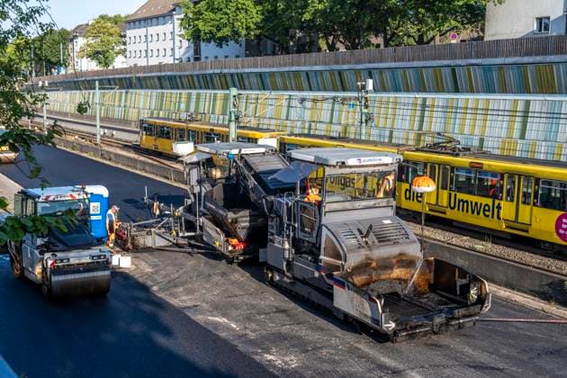 Sanierung der Autobahn A40 zwischen Mülheim-Winkhausen und Essen-Ost, auf 5,8 Kilometer wurde die Asphaltdecke erneuert, mit s.g. Flüsterasphalt, offenporiger Asphalt, in beide Fahrtrichtungen, insgesamt über 110.000 Quadratmeter, eine Woche Vollsperrung, mit starker Verkehrsbehinderungen im Ruhrgebiet, Essen, NRW, Deutschland Autobahnsanierung *** Renovation of the A40 highway between Mülheim Winkhausen and Essen Ost: The asphalt pavement was replaced over a 5.8-kilometer stretch with so-called whisper asphalt (open-pored asphalt) in both directions, totaling over 110,000 square meters; the highway was fully closed for one week, causing severe traffic disruptions in the Ruhr region, Essen, North Rhine-Westphalia, and Germany. Highway