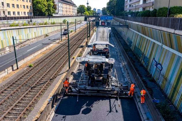 Sanierung der Autobahn A40 zwischen Mülheim-Winkhausen und Essen-Ost, auf 5,8 Kilometer wurde die Asphaltdecke erneuert, mit s.g. Flüsterasphalt, offenporiger Asphalt, in beide Fahrtrichtungen, insgesamt über 110.000 Quadratmeter, eine Woche Vollsperrung, mit starker Verkehrsbehinderungen im Ruhrgebiet, Essen, NRW, Deutschland Autobahnsanierung *** Renovation of the A40 highway between Mülheim Winkhausen and Essen Ost: The asphalt pavement was replaced over a 5.8-kilometer stretch with so-called whisper asphalt (open-pored asphalt) in both directions, totaling over 110,000 square meters; the highway was fully closed for one week, causing severe traffic disruptions in the Ruhr region, Essen, North Rhine-Westphalia, and Germany. Highway