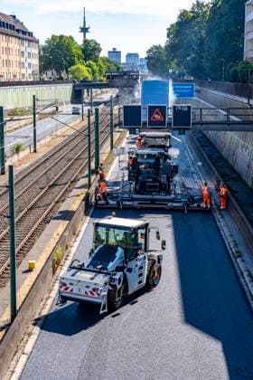 Sanierung der Autobahn A40 zwischen Mülheim-Winkhausen und Essen-Ost, auf 5,8 Kilometer wurde die Asphaltdecke erneuert, mit s.g. Flüsterasphalt, offenporiger Asphalt, in beide Fahrtrichtungen, insgesamt über 110.000 Quadratmeter, eine Woche Vollsperrung, mit starker Verkehrsbehinderungen im Ruhrgebiet, Essen, NRW, Deutschland Autobahnsanierung *** Renovation of the A40 highway between Mülheim Winkhausen and Essen Ost: The asphalt pavement was replaced over a 5.8-kilometer stretch with so-called whisper asphalt (open-pored asphalt) in both directions, totaling over 110,000 square meters; the highway was fully closed for one week, causing severe traffic disruptions in the Ruhr region, Essen, North Rhine-Westphalia, and Germany. Highway
