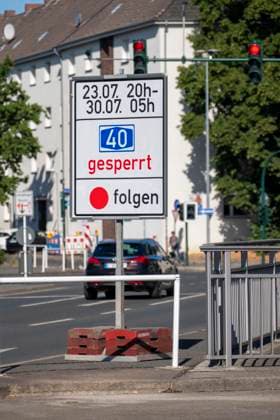 Hinweisschild auf die Sperrung wegen der Sanierung der Autobahn A40 zwischen Mülheim-Winkhausen und Essen-Ost, auf 5,8 Kilometer wurde die Asphaltdecke erneuert, mit s.g. Flüsterasphalt, offenporiger Asphalt, in beide Fahrtrichtungen, insgesamt über 110.000 Quadratmeter, Straßenwalzen, eine Woche Vollsperrung, mit starker Verkehrsbehinderungen im Ruhrgebiet, Essen, NRW, Deutschland Autobahnsanierung *** Sign indicating the closure due to renovation of the A40 highway between Mülheim Winkhausen and Essen Ost; the asphalt surface was replaced over a 5.8-kilometer stretch with so-called whisper asphalt (open-pored asphalt) in both directions, totaling over 110,000 square meters; road rollers; a one-week full closure, causing severe traf