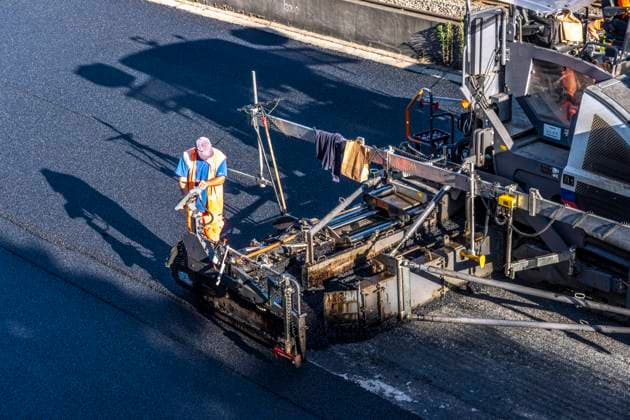 Sanierung der Autobahn A40 zwischen Mülheim-Winkhausen und Essen-Ost, auf 5,8 Kilometer wurde die Asphaltdecke erneuert, mit s.g. Flüsterasphalt, offenporiger Asphalt, in beide Fahrtrichtungen, insgesamt über 110.000 Quadratmeter, Straßenwalzen, eine Woche Vollsperrung, mit starker Verkehrsbehinderungen im Ruhrgebiet, Essen, NRW, Deutschland Autobahnsanierung *** Renovation of the A40 highway between Mülheim Winkhausen and Essen Ost; the asphalt pavement was replaced over a 5.8-kilometer stretch with so-called whisper asphalt (open-pored asphalt) in both directions, covering a total area of over 110,000 square meters, Road rollers; a one-week full closure, causing severe traffic disruptions in the Ruhr region, Essen, North Rhine-Westp