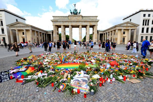 28.07.2026, GER DEU, Deutschland Gedenkstaetten fuer die Opfer des Terroranschlags vom 25.07.2026 beim CSD-Berlin im Tiergarten Berlin, Brandenburger Tor, viele Blumen Nordphoto *** July 28, 2026, GER DEU, Germany: Memorials for the victims of the terrorist attack on July 25, 2026, during the Berlin CSD in Berlin s Tiergarten and at the Brandenburg Gate; many flowers. Nordphoto Copyright: xNordphotox xEnglerx