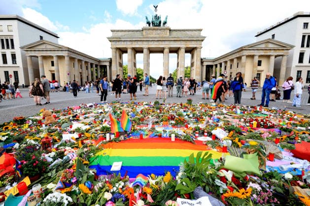 28.07.2026, GER DEU, Deutschland Gedenkstaetten fuer die Opfer des Terroranschlags vom 25.07.2026 beim CSD-Berlin im Tiergarten Berlin, Brandenburger Tor, viele Blumen Nordphoto *** July 28, 2026, GER DEU, Germany: Memorials for the victims of the terrorist attack on July 25, 2026, during the Berlin CSD in Berlin s Tiergarten and at the Brandenburg Gate; many flowers. Nordphoto Copyright: xNordphotox xEnglerx