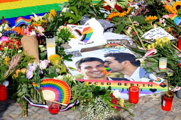 28.07.2026, GER DEU, Deutschland Gedenkstaetten fuer die Opfer des Terroranschlags vom 25.07.2026 beim CSD-Berlin im Tiergarten Berlin, Brandenburger Tor, viele Blumen Nordphoto *** July 28, 2026, GER DEU, Germany: Memorials for the victims of the terrorist attack on July 25, 2026, during the Berlin CSD in Berlin s Tiergarten and at the Brandenburg Gate; many flowers. Nordphoto Copyright: xNordphotox xEnglerx