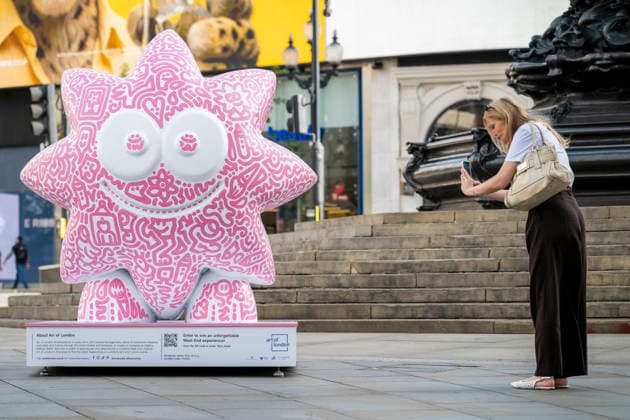 July 28, 2026, London, London, UK: LONDON, UK. Ã¢â‚¬ËœPink ShmugÃ¢â‚¬â ¢ in Piccadilly Circus. Art of London launches Mr DoodleÃ¢â‚¬â ¢s Doodle Discovery, a free art trail featuring a live doodling workshop and five specially commissioned sculptures across LondonÃ¢â‚¬â ¢s West End by internationally acclaimed artist Sam Cox, known professionally as Mr Doodle. The public art experience is on display until 30 August 2026. London UK  - ZUMAl94_ 20260728_zaf_l94_016 Copyright: xStephenxChungx