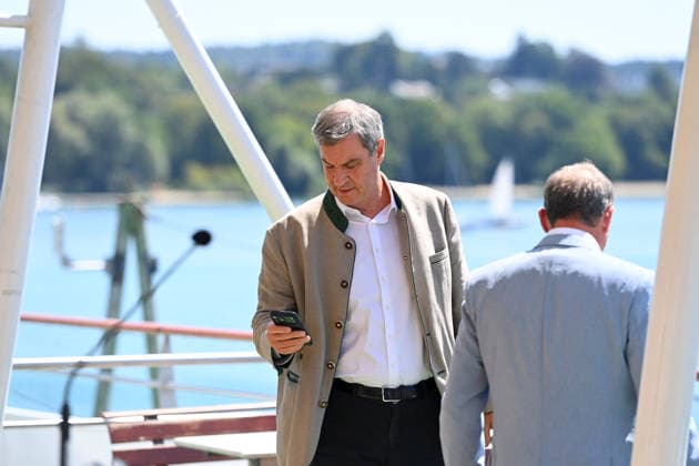 Markus SOEDER (Ministerpraesident Bayern und CSU Vorsitzender) mit Smartphone,Thorsten GLAUBER (Staatsminister fuer Umwelt und Verbraucherschutz). Pressekonferenz. Das Bayerische Kabinett tagt am 28.07.2026 auf der MS Starnberg auf dem Starnberger See. *** Markus SOEDER, Minister-President of Bavaria and CSU Chairman, with a smartphone; Thorsten GLAUBER, Minister of State for the Environment and Consumer Protection; press conference. The Bavarian Cabinet will meet on July 28, 2026, aboard the MS Starnberg on Lake Starnberg.