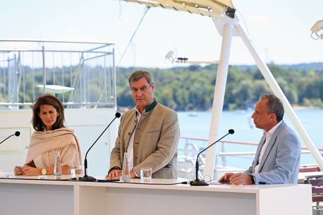 v.li:Michaela KANIBER (Staatsministerin fuer Ernaehrung,Landwirtschaft,Forsten und Tourismus),Markus SOEDER (Ministerpraesident Bayern und CSU Vorsitzender),Thorsten GLAUBER (Staatsminister fuer Umwelt und Verbraucherschutz). Pressekonferenz. Das Bayerische Kabinett tagt am 28.07.2026 auf der MS Starnberg auf dem Starnberger See. *** From left: Michaela KANIBER, Minister of State for Food, Agriculture, Forestry, and Tourism,Markus SOEDER, Minister-President of Bavaria and CSU Chairman, Thorsten GLAUBER, Minister of State for the Environment and Consumer Protection. Press Conference: The Bavarian Cabinet will meet on July 28, 2026, aboard the MS Starnberg on Lake Starnberg.