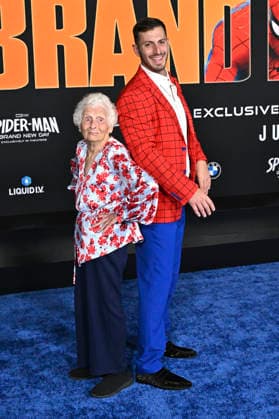 Gangster Granny und Ross Smith bei der Premiere des Kinofilms Spider-Man: Brand New Day im Dolby Theatre. Los Angeles, 27.07.2026 *** Gangster Granny and Ross Smith at the premiere of the movie *Spider-Man: Brand New Day* at the Dolby Theatre in Los Angeles, July 27, 2026 Foto:xD.xStarbuckx xFuturexImagex spider_man_6780
