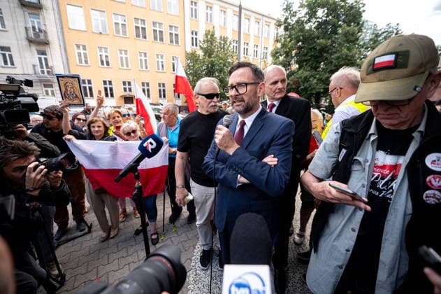 Warszawa 28.07.2026. Former Orlen CEO and Law and Justice (PiS) MEP Daniel Obajtek arrives at the District Prosecutor s Office in Warsaw. A large picket of supporters gathered in front of the building to show solidarity with Obajtek as he faces questioning. The case involves allegations of violating press law and giving false testimony related to the withdrawal of a controversial issue of the weekly magazine Nie from sale. --- Daniel Obajtek, europosel PiS i byly prezes Orlenu, stawil sie przed Prokuratura Okregowa w Warszawie. Przed budynkiem zebrala sie liczna pikieta sympatykow Prawa i Sprawiedliwosci, ktorzy przyszli wyrazic solidarnosc z politykiem. Obajtek pojawil sie w prokuraturze w zwiazku z zarzutami naruszenia prawa prasowego o 