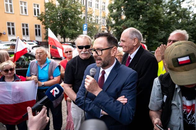 Warszawa 28.07.2026. Former Orlen CEO and Law and Justice (PiS) MEP Daniel Obajtek arrives at the District Prosecutor s Office in Warsaw. A large picket of supporters gathered in front of the building to show solidarity with Obajtek as he faces questioning. The case involves allegations of violating press law and giving false testimony related to the withdrawal of a controversial issue of the weekly magazine Nie from sale. --- Daniel Obajtek, europosel PiS i byly prezes Orlenu, stawil sie przed Prokuratura Okregowa w Warszawie. Przed budynkiem zebrala sie liczna pikieta sympatykow Prawa i Sprawiedliwosci, ktorzy przyszli wyrazic solidarnosc z politykiem. Obajtek pojawil sie w prokuraturze w zwiazku z zarzutami naruszenia prawa prasowego o 