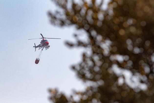Optimism Following Effective Firefighting Efforts in Ávila A helicopter assists in extinguishing the forest fire in Burgohondo on July 28, 2026, in Ávila, Castile and León, Spain. Efforts to contain the fire that originated in Burgohondo and is spreading throughout the province of Ávila are generating optimism thanks to highly effective firefighting operations. Efforts have focused primarily on protecting the area around the Casilla Pass, the entrance to the nature reserve, the Tiemblo chestnut grove, and the Mijares Pass. JULY 28, 2026 Ávila, Castile and León Ávila, Castile and León, Spain  Copyright: xRafaelxBastantex 7690778