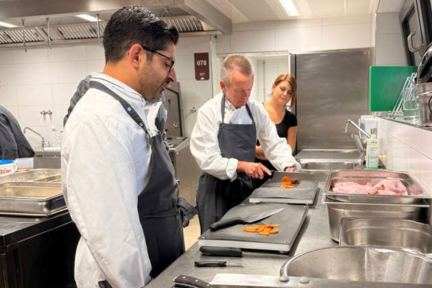 Hessens Wirtschaftsminister Kaweh Mansoori (SPD) und der Landrat des Kreis Groß-Gerau Thomas Will (SPD) bereiten in der Küche des AVM-Ausbildungsrestaurants Mangold in Bischofsheim ein Backhendl in Kürbiskern-Panade zu mit Küchenchef Florian Rothbauer - Bischofsheim 28.07.2026: Wirtschaftsminister Kaweh Mansoori besucht das Mangold *** Hesse’s Minister of Economic Affairs, Kaweh Mansoori (SPD), and Thomas Will (SPD), District Administrator of Groß Gerau, are preparing a fried chicken in a pumpkin seed breading in the kitchen of the AVM Mangold training restaurant in Bischofsheim with Head Chef Florian Rothbauer. Bischofsheim, July 28, 2026 Minister of Economic Affairs Kaweh Mansoori visits the Mangold