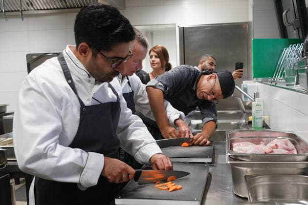 Hessens Wirtschaftsminister Kaweh Mansoori (SPD) und der Landrat des Kreis Groß-Gerau Thomas Will (SPD) bereiten in der Küche des AVM-Ausbildungsrestaurants Mangold in Bischofsheim ein Backhendl in Kürbiskern-Panade zu mit Küchenchef Florian Rothbauer - Bischofsheim 28.07.2026: Wirtschaftsminister Kaweh Mansoori besucht das Mangold *** Hesse’s Minister of Economic Affairs, Kaweh Mansoori (SPD), and Thomas Will (SPD), District Administrator of Groß Gerau, are preparing a fried chicken in a pumpkin seed breading in the kitchen of the AVM Mangold training restaurant in Bischofsheim with Head Chef Florian Rothbauer. Bischofsheim, July 28, 2026 Minister of Economic Affairs Kaweh Mansoori visits the Mangold