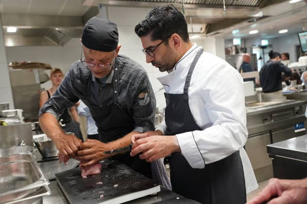 Hessens Wirtschaftsminister Kaweh Mansoori (SPD) und der Landrat des Kreis Groß-Gerau Thomas Will (SPD) bereiten in der Küche des AVM-Ausbildungsrestaurants Mangold in Bischofsheim ein Backhendl in Kürbiskern-Panade zu mit Küchenchef Florian Rothbauer - Bischofsheim 28.07.2026: Wirtschaftsminister Kaweh Mansoori besucht das Mangold *** Hesse’s Minister of Economic Affairs, Kaweh Mansoori (SPD), and Thomas Will (SPD), District Administrator of Groß Gerau, are preparing a fried chicken in a pumpkin seed breading in the kitchen of the AVM Mangold training restaurant in Bischofsheim with Head Chef Florian Rothbauer. Bischofsheim, July 28, 2026 Minister of Economic Affairs Kaweh Mansoori visits the Mangold