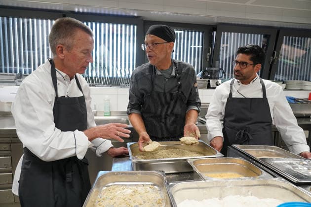 Hessens Wirtschaftsminister Kaweh Mansoori (SPD) und der Landrat des Kreis Groß-Gerau Thomas Will (SPD) bereiten in der Küche des AVM-Ausbildungsrestaurants Mangold in Bischofsheim ein Backhendl in Kürbiskern-Panade zu mit Küchenchef Florian Rothbauer - Bischofsheim 28.07.2026: Wirtschaftsminister Kaweh Mansoori besucht das Mangold *** Hesse’s Minister of Economic Affairs, Kaweh Mansoori (SPD), and Thomas Will (SPD), District Administrator of Groß Gerau, are preparing a fried chicken in a pumpkin seed breading in the kitchen of the AVM Mangold training restaurant in Bischofsheim with Head Chef Florian Rothbauer. Bischofsheim, July 28, 2026 Minister of Economic Affairs Kaweh Mansoori visits the Mangold