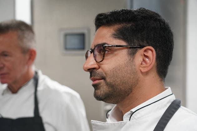 Hessens Wirtschaftsminister Kaweh Mansoori (SPD) in der Küche des AVM-Ausbildungsrestaurants Mangold - Bischofsheim 28.07.2026: Wirtschaftsminister Kaweh Mansoori besucht das Mangold *** Hesse s Minister of Economic Affairs, Kaweh Mansoori (SPD), in the kitchen of the AVM training restaurant Mangold in Bischofsheim, July 28, 2026. Minister of Economic Affairs Kaweh Mansoori visits the Mangold