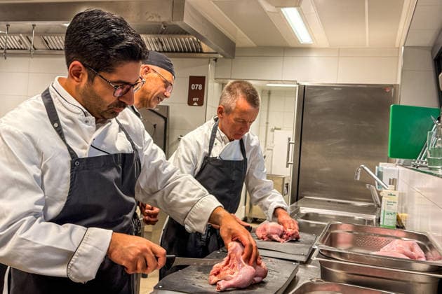 Hessens Wirtschaftsminister Kaweh Mansoori (SPD) und der Landrat des Kreis Groß-Gerau Thomas Will (SPD) bereiten in der Küche des AVM-Ausbildungsrestaurants Mangold in Bischofsheim ein Backhendl in Kürbiskern-Panade zu mit Küchenchef Florian Rothbauer - Bischofsheim 28.07.2026: Wirtschaftsminister Kaweh Mansoori besucht das Mangold *** Hesse’s Minister of Economic Affairs, Kaweh Mansoori (SPD), and Thomas Will (SPD), District Administrator of Groß Gerau, are preparing a fried chicken in a pumpkin seed breading in the kitchen of the AVM training restaurant Mangold in Bischofsheim with Head Chef Florian Rothbauer. Bischofsheim, July 28, 2026 Minister of Economic Affairs Kaweh Mansoori visits the Mangold