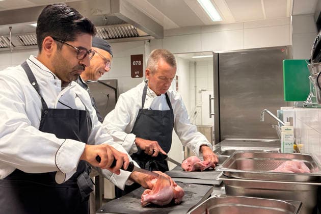 Hessens Wirtschaftsminister Kaweh Mansoori (SPD) und der Landrat des Kreis Groß-Gerau Thomas Will (SPD) bereiten in der Küche des AVM-Ausbildungsrestaurants Mangold in Bischofsheim ein Backhendl in Kürbiskern-Panade zu mit Küchenchef Florian Rothbauer - Bischofsheim 28.07.2026: Wirtschaftsminister Kaweh Mansoori besucht das Mangold *** Hesse’s Minister of Economic Affairs, Kaweh Mansoori (SPD), and Thomas Will (SPD), District Administrator of Groß Gerau, are preparing a fried chicken in a pumpkin seed breading in the kitchen of the AVM training restaurant Mangold in Bischofsheim with Head Chef Florian Rothbauer. Bischofsheim, July 28, 2026 Minister of Economic Affairs Kaweh Mansoori visits the Mangold