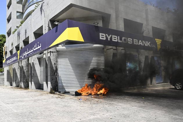 Depositors protest frozen savings at banks in Lebanon BEIRUT, LEBANON - JULY 28: Protesters light fires in front of a bank as people, who are unable to withdraw their money after all foreign currency deposit accounts in the country were frozen in 2019 to prevent the depletion of foreign exchange reserves, stage a protest in Beirut, Lebanon on July 28, 2026. Houssam Shbaro Anadolu Beirut Lebanon. Editorial use only. Please get in touch for any other usage.  Copyright: x2026xAnadoluxHoussamxShbarox