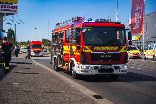 Brand in Lagerhalle Feuerwehren aus mehreren Kommunen im Einsatz Am 28.07.2026 kam es gegen 09:00 Uhr zu einem Brand in einer Lagerhalle in der Gutenbergstraße in Kriftel. Feuerwehr und Polizei sowie Feuerwehren aus dem Umkreis Hofheim und Bad Soden sind vor Ort im Einsatz, die Löscharbeiten dauern derzeit an. Zum Einsatz kommen ein mobiler Lüfter, der die Halle mit einem Wasser-Luft-Gemisch bebläst, sowie eine Drohne, die das Hallendach überfliegt. Aufgrund des Einsatzes sind die Gutenbergstraße sowie die Bachstraße gesperrt, im Umfeld kann es zu Geruchsbelästigungen kommen. Das DRK hat gegen 11:30 Uhr eine Versorgungsstation für die Einsatzkräfte aufgebaut, eine Gefahr für die Bevölkerung besteht nach aktuellem Stand nicht