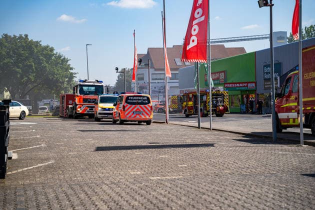 Brand in Lagerhalle Feuerwehren aus mehreren Kommunen im Einsatz Am 28.07.2026 kam es gegen 09:00 Uhr zu einem Brand in einer Lagerhalle in der Gutenbergstraße in Kriftel. Feuerwehr und Polizei sowie Feuerwehren aus dem Umkreis Hofheim und Bad Soden sind vor Ort im Einsatz, die Löscharbeiten dauern derzeit an. Zum Einsatz kommen ein mobiler Lüfter, der die Halle mit einem Wasser-Luft-Gemisch bebläst, sowie eine Drohne, die das Hallendach überfliegt. Aufgrund des Einsatzes sind die Gutenbergstraße sowie die Bachstraße gesperrt, im Umfeld kann es zu Geruchsbelästigungen kommen. Das DRK hat gegen 11:30 Uhr eine Versorgungsstation für die Einsatzkräfte aufgebaut, eine Gefahr für die Bevölkerung besteht nach aktuellem Stand nicht