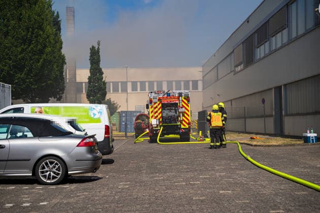 Brand in Lagerhalle Feuerwehren aus mehreren Kommunen im Einsatz Am 28.07.2026 kam es gegen 09:00 Uhr zu einem Brand in einer Lagerhalle in der Gutenbergstraße in Kriftel. Feuerwehr und Polizei sowie Feuerwehren aus dem Umkreis Hofheim und Bad Soden sind vor Ort im Einsatz, die Löscharbeiten dauern derzeit an. Zum Einsatz kommen ein mobiler Lüfter, der die Halle mit einem Wasser-Luft-Gemisch bebläst, sowie eine Drohne, die das Hallendach überfliegt. Aufgrund des Einsatzes sind die Gutenbergstraße sowie die Bachstraße gesperrt, im Umfeld kann es zu Geruchsbelästigungen kommen. Das DRK hat gegen 11:30 Uhr eine Versorgungsstation für die Einsatzkräfte aufgebaut, eine Gefahr für die Bevölkerung besteht nach aktuellem Stand nicht