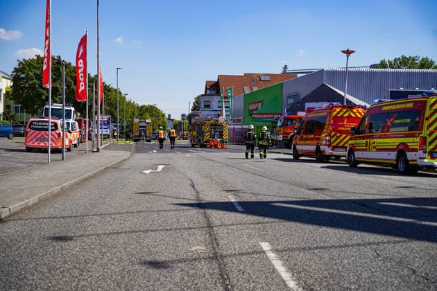Brand in Lagerhalle Feuerwehren aus mehreren Kommunen im Einsatz Am 28.07.2026 kam es gegen 09:00 Uhr zu einem Brand in einer Lagerhalle in der Gutenbergstraße in Kriftel. Feuerwehr und Polizei sowie Feuerwehren aus dem Umkreis Hofheim und Bad Soden sind vor Ort im Einsatz, die Löscharbeiten dauern derzeit an. Zum Einsatz kommen ein mobiler Lüfter, der die Halle mit einem Wasser-Luft-Gemisch bebläst, sowie eine Drohne, die das Hallendach überfliegt. Aufgrund des Einsatzes sind die Gutenbergstraße sowie die Bachstraße gesperrt, im Umfeld kann es zu Geruchsbelästigungen kommen. Das DRK hat gegen 11:30 Uhr eine Versorgungsstation für die Einsatzkräfte aufgebaut, eine Gefahr für die Bevölkerung besteht nach aktuellem Stand nicht