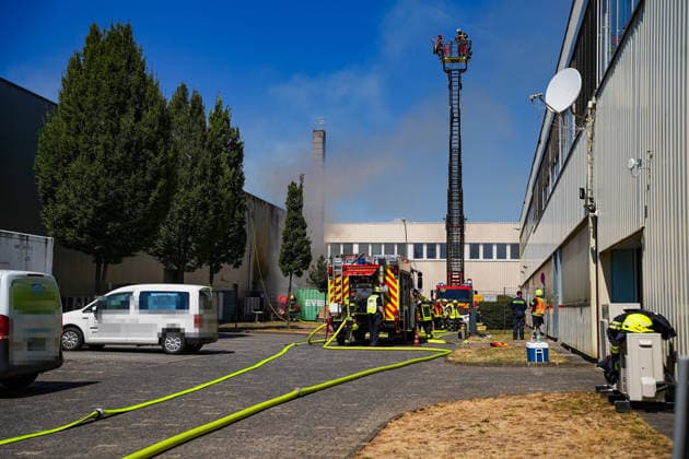 Brand in Lagerhalle Feuerwehren aus mehreren Kommunen im Einsatz Am 28.07.2026 kam es gegen 09:00 Uhr zu einem Brand in einer Lagerhalle in der Gutenbergstraße in Kriftel. Feuerwehr und Polizei sowie Feuerwehren aus dem Umkreis Hofheim und Bad Soden sind vor Ort im Einsatz, die Löscharbeiten dauern derzeit an. Zum Einsatz kommen ein mobiler Lüfter, der die Halle mit einem Wasser-Luft-Gemisch bebläst, sowie eine Drohne, die das Hallendach überfliegt. Aufgrund des Einsatzes sind die Gutenbergstraße sowie die Bachstraße gesperrt, im Umfeld kann es zu Geruchsbelästigungen kommen. Das DRK hat gegen 11:30 Uhr eine Versorgungsstation für die Einsatzkräfte aufgebaut, eine Gefahr für die Bevölkerung besteht nach aktuellem Stand nicht