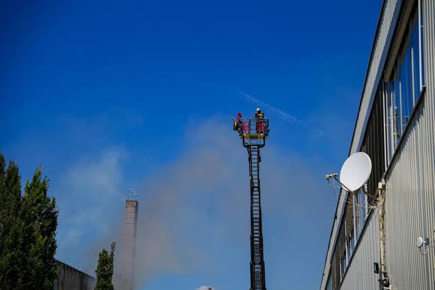 Brand in Lagerhalle Feuerwehren aus mehreren Kommunen im Einsatz Am 28.07.2026 kam es gegen 09:00 Uhr zu einem Brand in einer Lagerhalle in der Gutenbergstraße in Kriftel. Feuerwehr und Polizei sowie Feuerwehren aus dem Umkreis Hofheim und Bad Soden sind vor Ort im Einsatz, die Löscharbeiten dauern derzeit an. Zum Einsatz kommen ein mobiler Lüfter, der die Halle mit einem Wasser-Luft-Gemisch bebläst, sowie eine Drohne, die das Hallendach überfliegt. Aufgrund des Einsatzes sind die Gutenbergstraße sowie die Bachstraße gesperrt, im Umfeld kann es zu Geruchsbelästigungen kommen. Das DRK hat gegen 11:30 Uhr eine Versorgungsstation für die Einsatzkräfte aufgebaut, eine Gefahr für die Bevölkerung besteht nach aktuellem Stand nicht